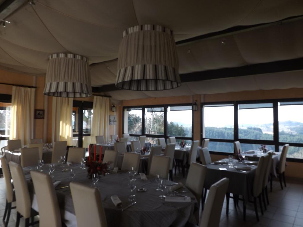 Logis Le Saint Cyr Hotel Montmelard Екстериор снимка