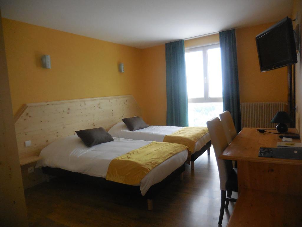 Logis Le Saint Cyr Hotel Montmelard Екстериор снимка