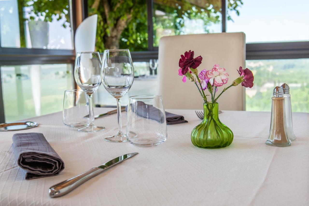Logis Le Saint Cyr Hotel Montmelard Екстериор снимка