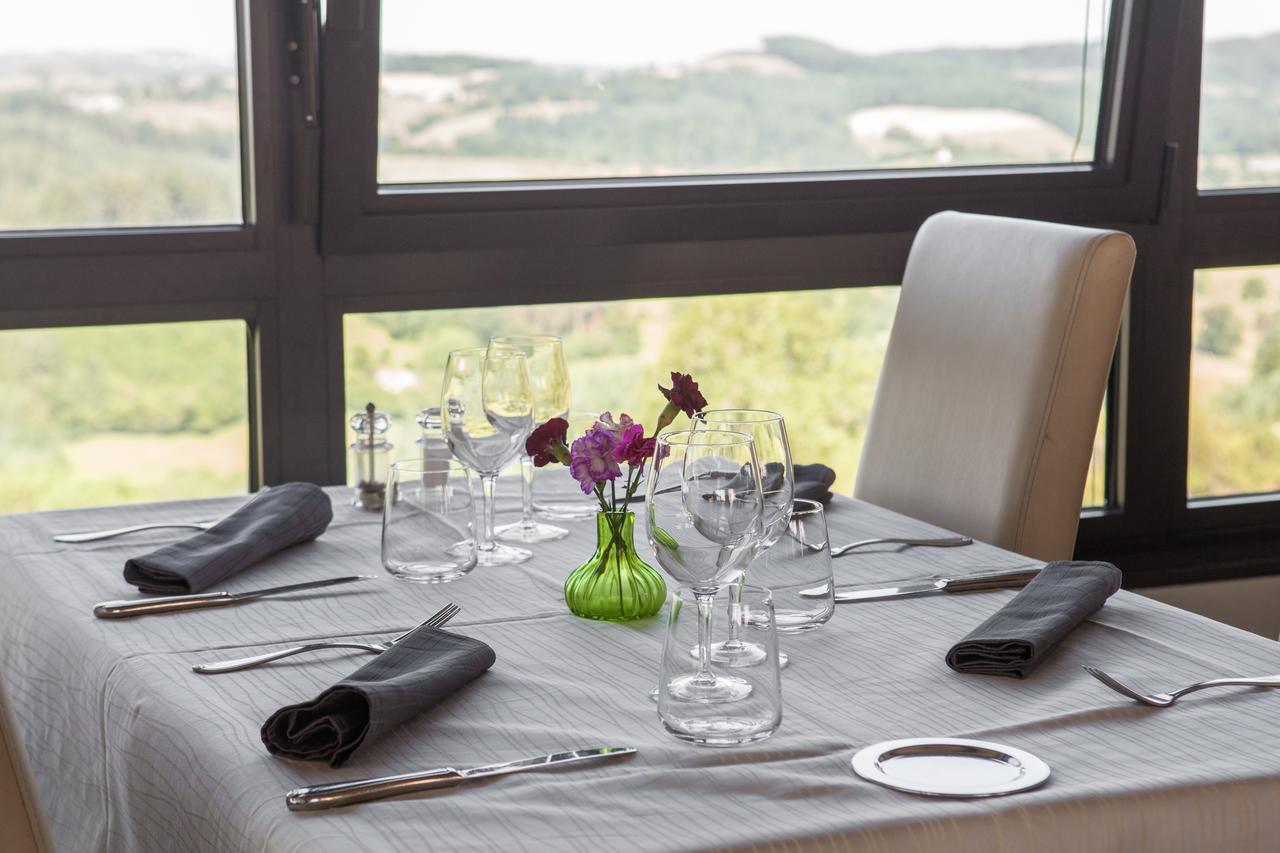 Logis Le Saint Cyr Hotel Montmelard Екстериор снимка