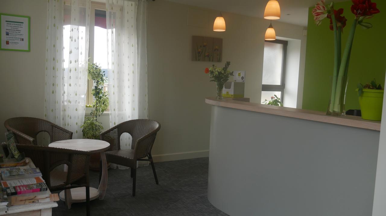 Logis Le Saint Cyr Hotel Montmelard Екстериор снимка