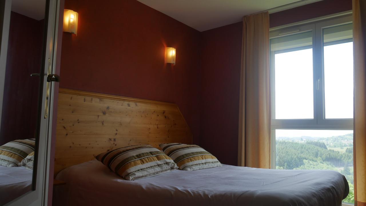 Logis Le Saint Cyr Hotel Montmelard Екстериор снимка