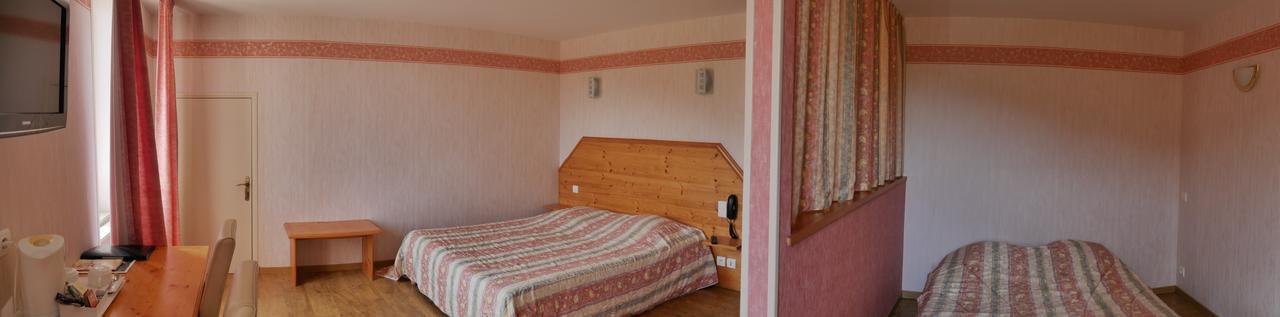 Logis Le Saint Cyr Hotel Montmelard Екстериор снимка