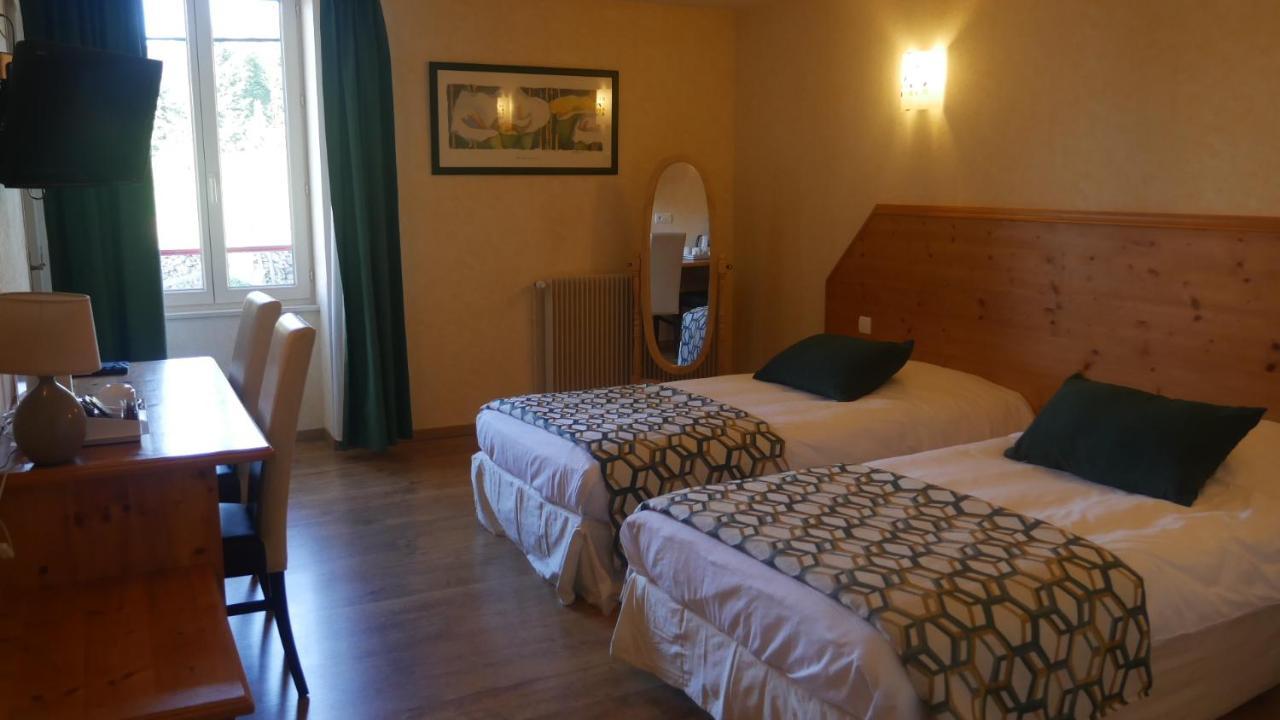 Logis Le Saint Cyr Hotel Montmelard Екстериор снимка
