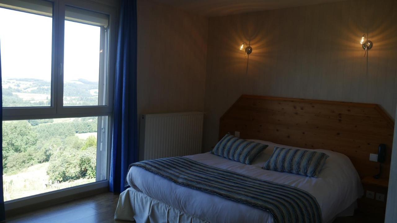 Logis Le Saint Cyr Hotel Montmelard Екстериор снимка