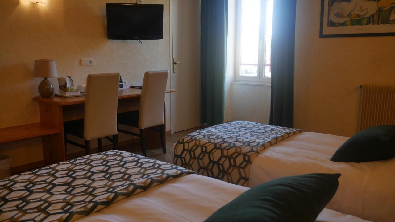 Logis Le Saint Cyr Hotel Montmelard Екстериор снимка