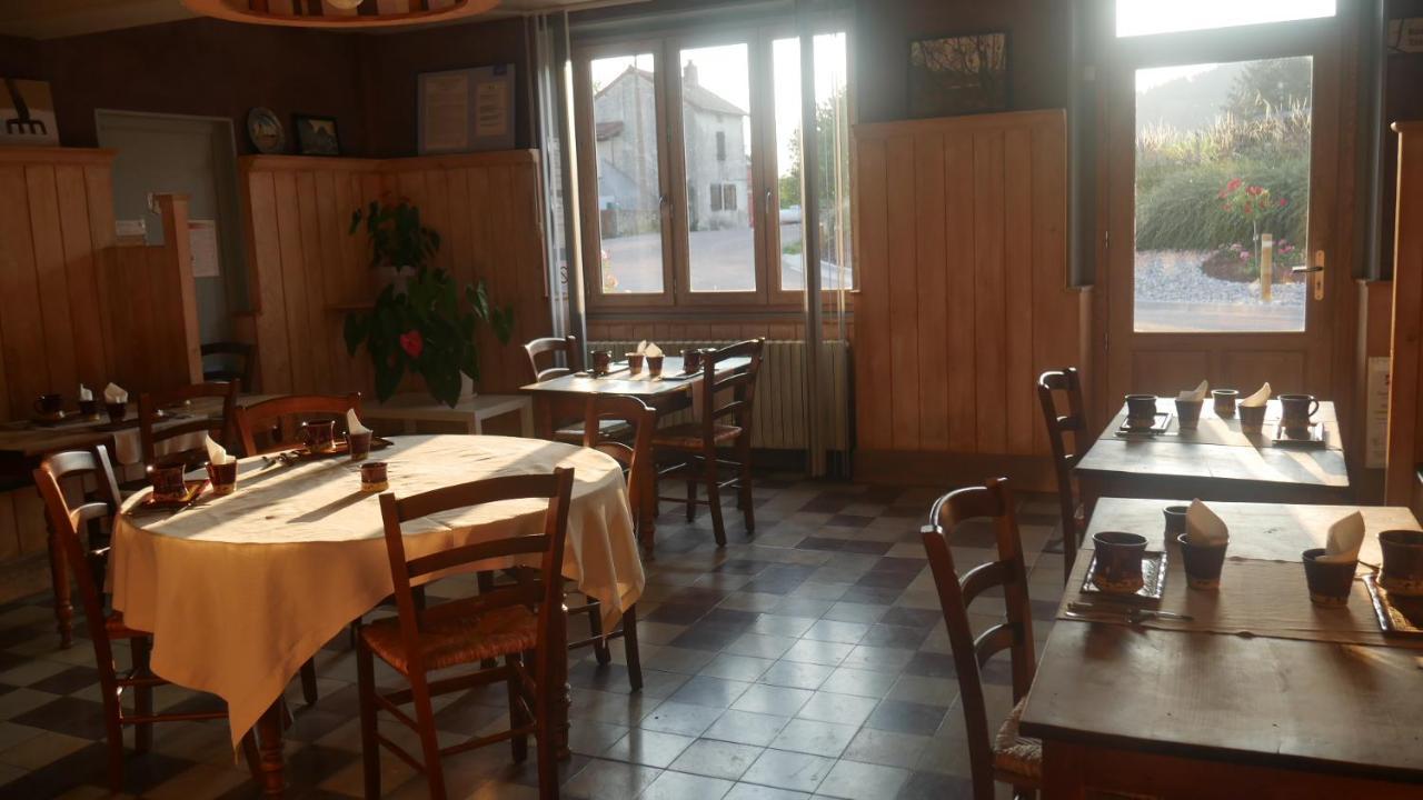 Logis Le Saint Cyr Hotel Montmelard Екстериор снимка