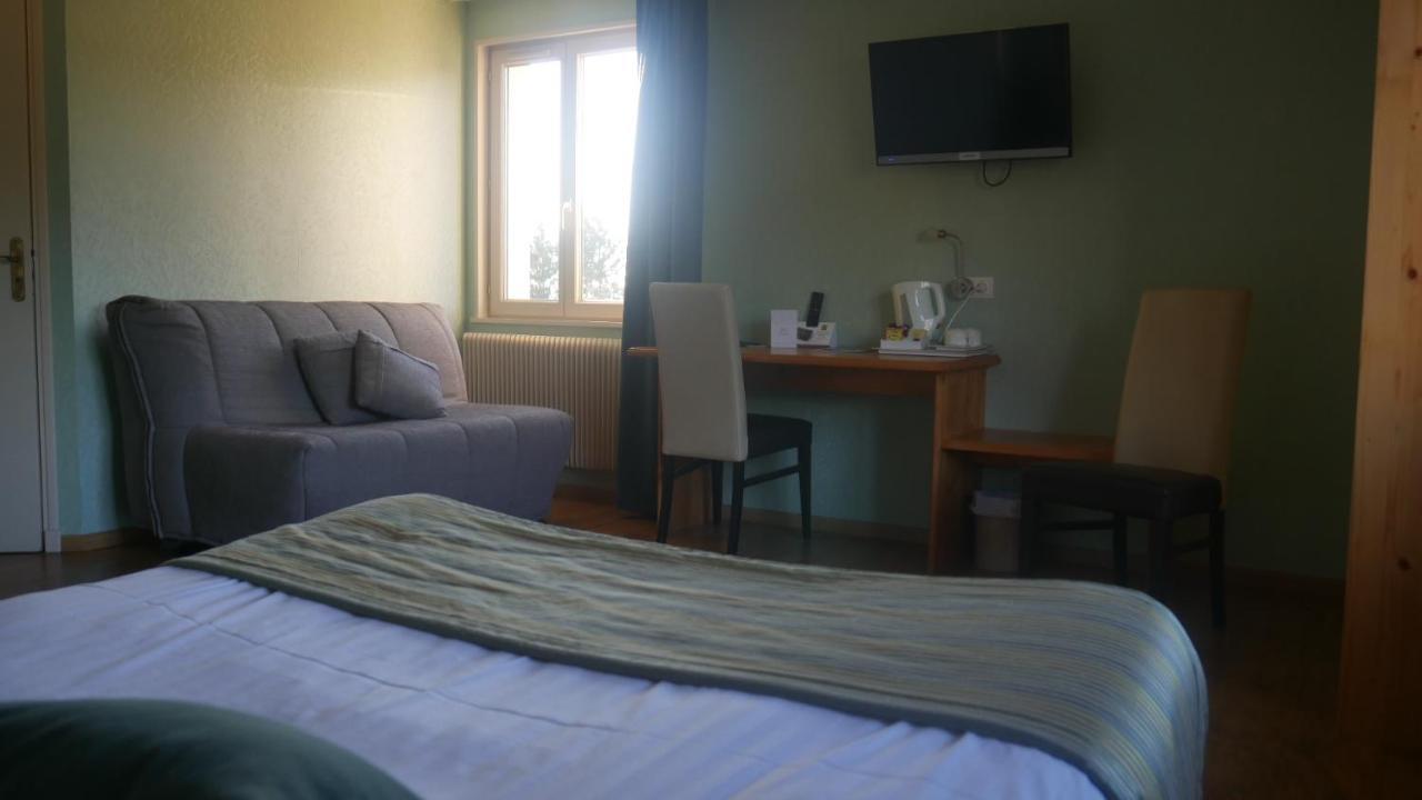 Logis Le Saint Cyr Hotel Montmelard Екстериор снимка