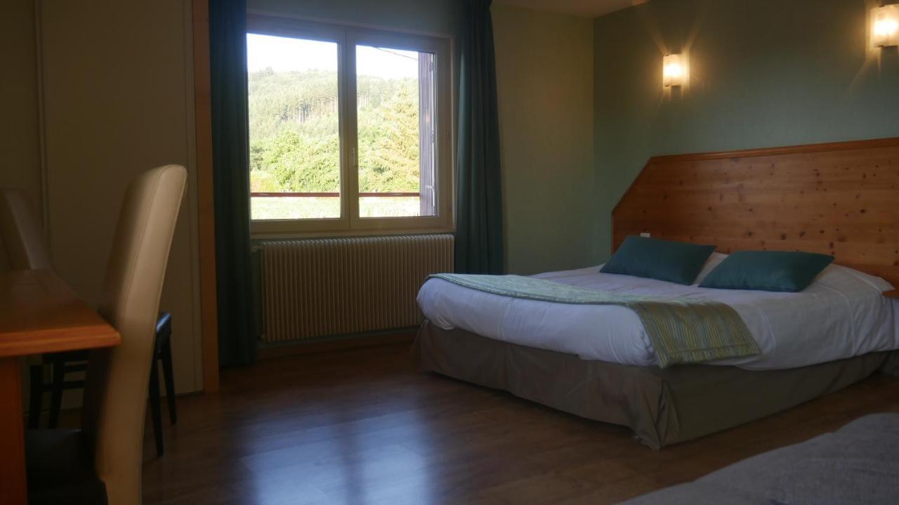 Logis Le Saint Cyr Hotel Montmelard Екстериор снимка